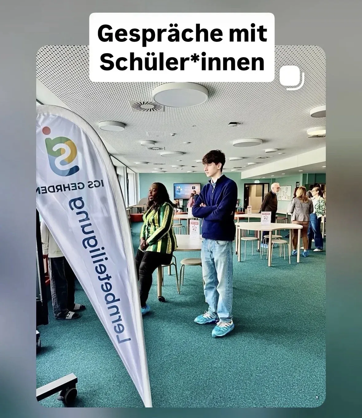 Schüler im Gespräch mit einer Ansprechpartnerin an einem Infostand der IGS Gehrden.