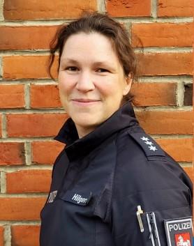 Sabrina Hilgers, Kontaktbeamtin der Polizei, vor einer Backsteinwand